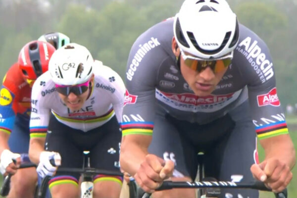 Paríž-Roubaix 2025: Mathieu van der Poel, Tadej Pogačar a Mads Pedersen sú vo vedúcej 5-člennej skupine