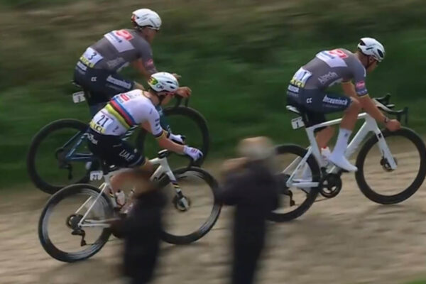 Paríž-Roubaix 2025: Do cieľa zostáva 50 km. Vo vedení sú aj naďalej Pogačar, Van der Poel a Philipsen