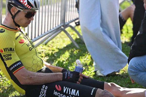 Bol som príliš sebecký. Kŕče a taktická chyba pripravili Wouta van Aerta o víťazstvo na Dwars door Vlaanderen