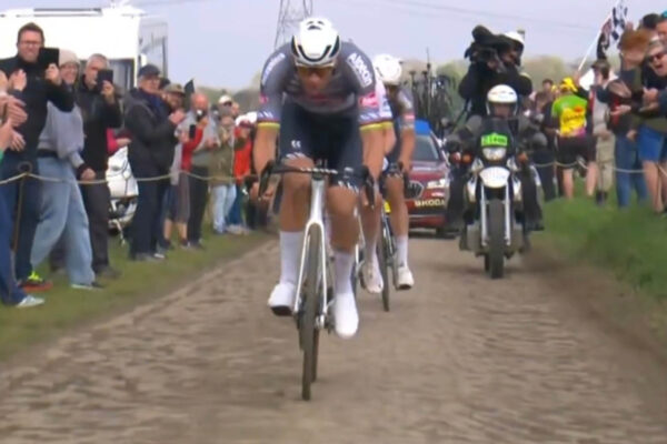 Paríž-Roubaix 2025: Vo vedení už je len Tadej Pogačar s Mathieu van der Poelom