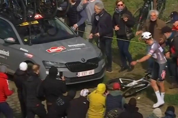 Paríž-Roubaix 2025: Mathieu van der Poel vymenil bicykel po defekte, stále má viac ako minútu na Pogačara
