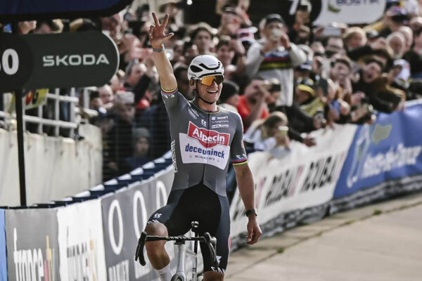 Mathieu van der Poel vyhral Par&iacute;ž-Roubaix po tret&iacute;kr&aacute;t za sebou, Pogačara vyradil p&aacute;d a defekt