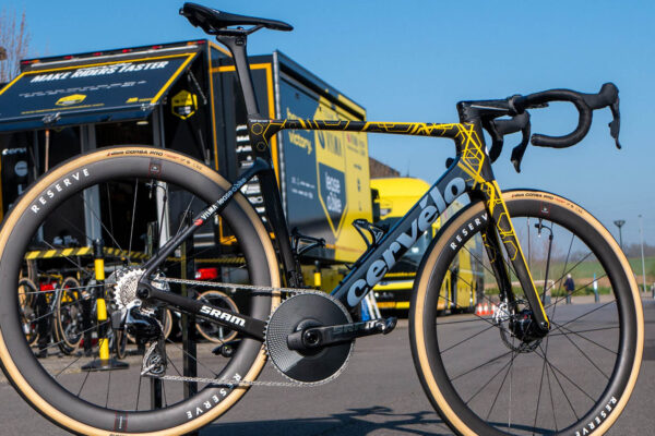 Široké plášte mal na ráfikoch nalepené. Detaily Cervéla Soloist Wouta van Aerta na Paríž-Roubaix 2025