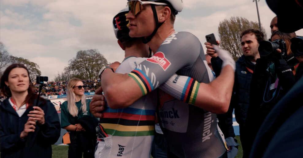  Video: Tadeja Pogačara vyradil z boja o v&iacute;ťazstvo p&aacute;d. Z&aacute;kulisie t&iacute;mu UAE Emirates na Par&iacute;ž-Roubaix