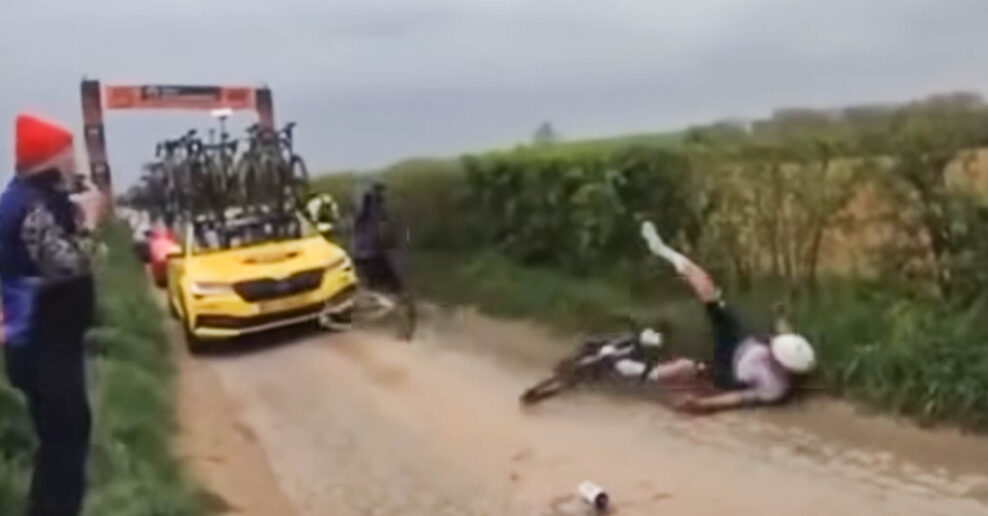 Silvan Dillier sa vyhol zraneniam po kol&iacute;zii s mechanikom t&iacute;mu Visma-Lease a Bike na Par&iacute;ž-Roubaix (+video)