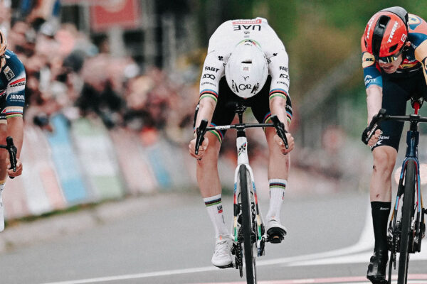 Neuveriteľný záver Amstel Gold Race: Mattias Skjelmose porazil v šprinte Pogačara aj Evenepoela