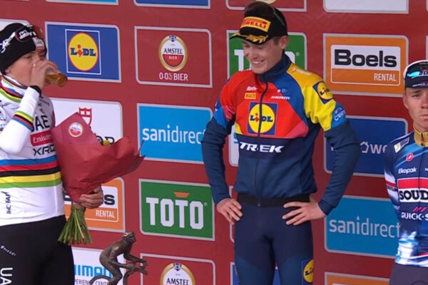 Video: Tadej Pogačar ako jedin&yacute; vypil pivo na p&oacute;diu pretekov Amstel Gold Race