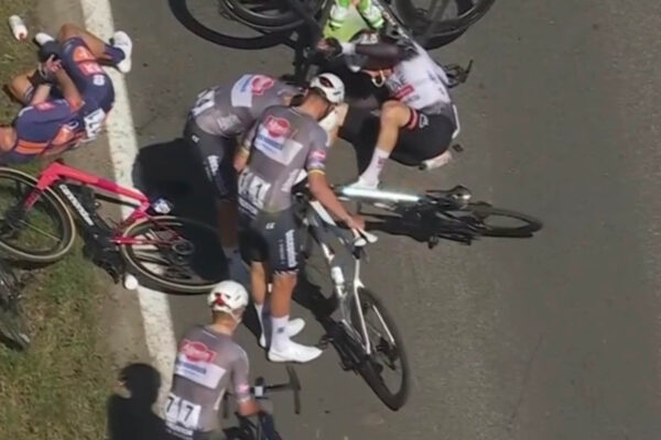 Video: Mathieu van der Poel spadol, ale na pretekoch Okolo Flámska pokračuje