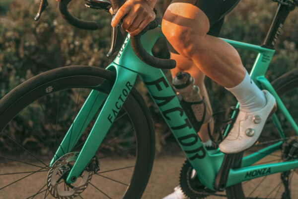 Factor predstavil aero bicykel určený pre amatérskych pretekárov