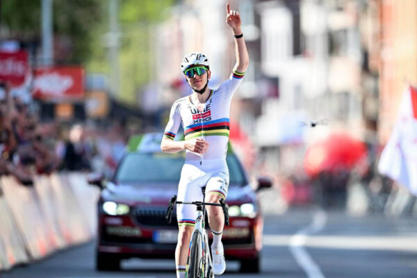 Pri rozhoduj&uacute;com &uacute;toku sa ani nepostavil zo sedla. Tadej Pogačar zničil konkurenciu a po tret&iacute;kr&aacute;t vyhral Li&egrave;ge-Bastogne-Li&egrave;ge