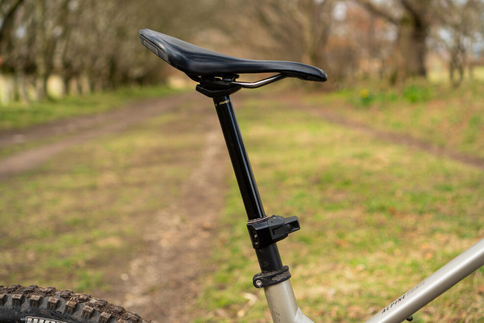 Nov&aacute; sedlovka Rock Shox Reverb AXS je ľah&scaron;ia, lacnej&scaron;ia a spoľahlivej&scaron;ia (detaily, ceny, test)