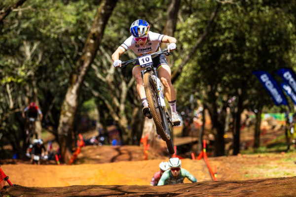 Evie Richards v druhom kole svetov&eacute;ho poh&aacute;ra prep&iacute;sala hist&oacute;riu XCC