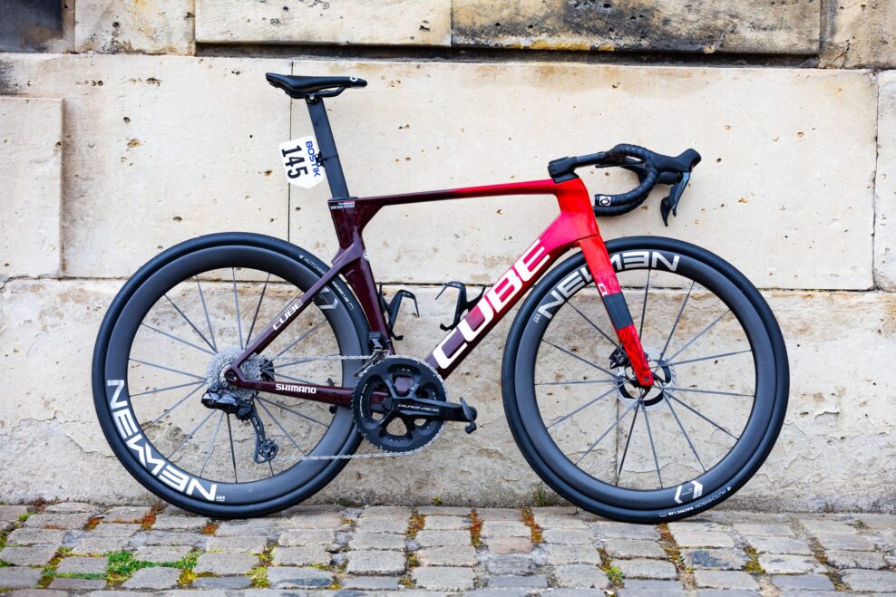 Najunik&aacute;tnej&scaron;&iacute; bicykel Par&iacute;ž-Roubaix 2025? Mix raden&iacute; Shimano Dura-Ace a GRX na Cube Litening Aero C:68X