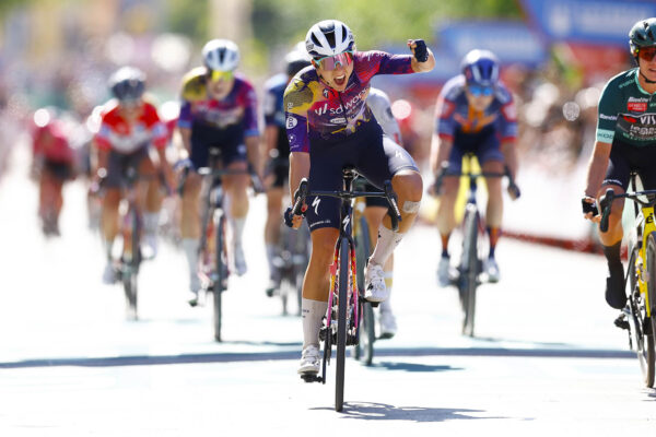 Femke Gerritse porazila v šprinte Marianne Vos a vyhrala tretiu etapu Vuelty po hektickom závere v silnom bočnom vetre