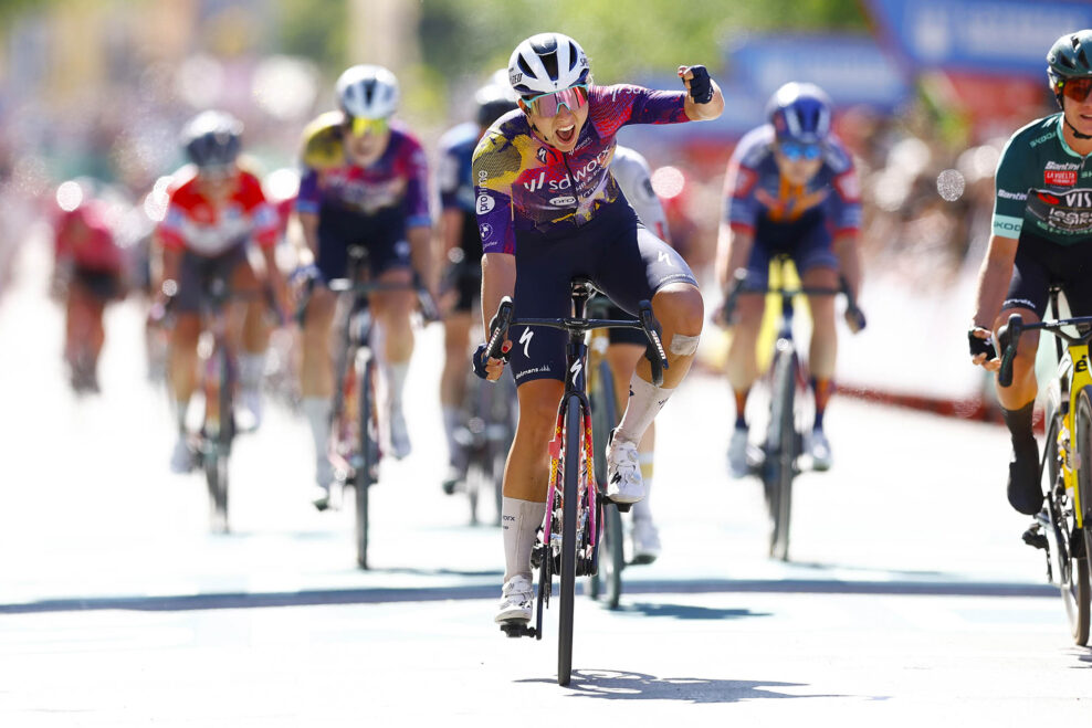 Femke Gerritse porazila v šprinte Marianne Vos a vyhrala tretiu etapu Vuelty po hektickom závere v silnom bočnom vetre