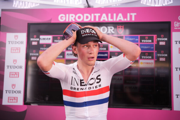 Joshua Tarling je najmladším víťazom časovky v histórii Giro d’Italia, Primož Roglič ide do ružového dresu