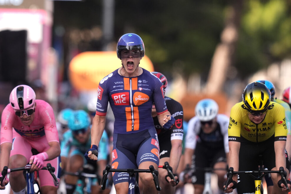 Casper van Uden vyhral v šprinte štvrtú etapu Giro d’Italia po extrémne hektickom závere