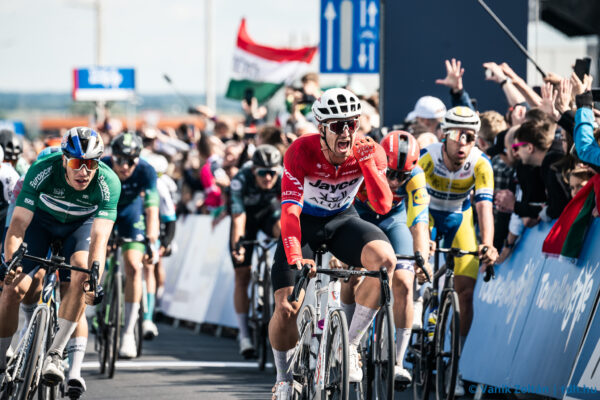 Dylan Groenewegen vyhral v šprinte štvrtú etapu pretekov Okolo Maďarska