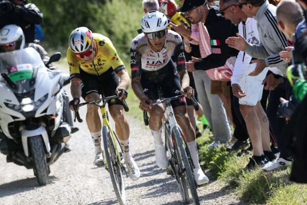 Fanúšikovia zúria, pretože Wout van Aert nestriedal Del Torovi. Mal na to však veľmi dobrý dôvod