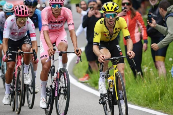 Simon Yates je síce takmer neviditeľný, ale na Giro d’Italia je najväčšou hrozbou pre tím UAE