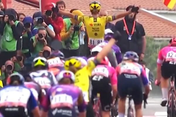 Rozhodcovia UCI nepotrestali Imogen Wolff a Pauline Ferrand-Prévot za oslavu víťazstva ešte pred cieľom