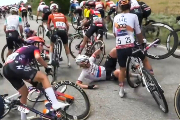 Video: Nora Jenčušová skončila na zemi pri hromadnom páde počas tretej etapy Vuelta España Femenina