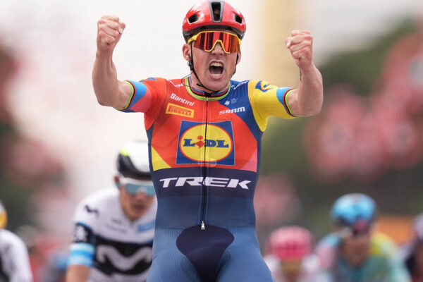 Mads Pedersen porazil v šprinte Wouta van Aerta a na Giro d’Italia bude prvým Dánom v ružovom drese