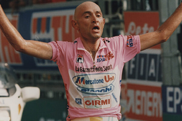 Fašisti chceli ružovú potlačiť. Stručná história legendárneho ružového dresu Maglia Rosa