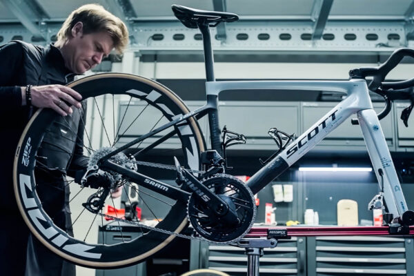  VIDEO ‎| Mechanik skladá Scott Addict RC pre Toma Pidcocka na Giro d’Italia 2025