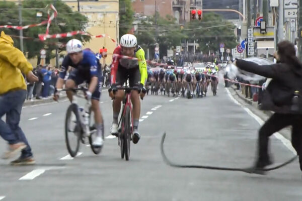  VIDEO ‎| Protest dvoch šialencov na Giro d’Italia sa len so šťastím neskončil pádom a zraneniami