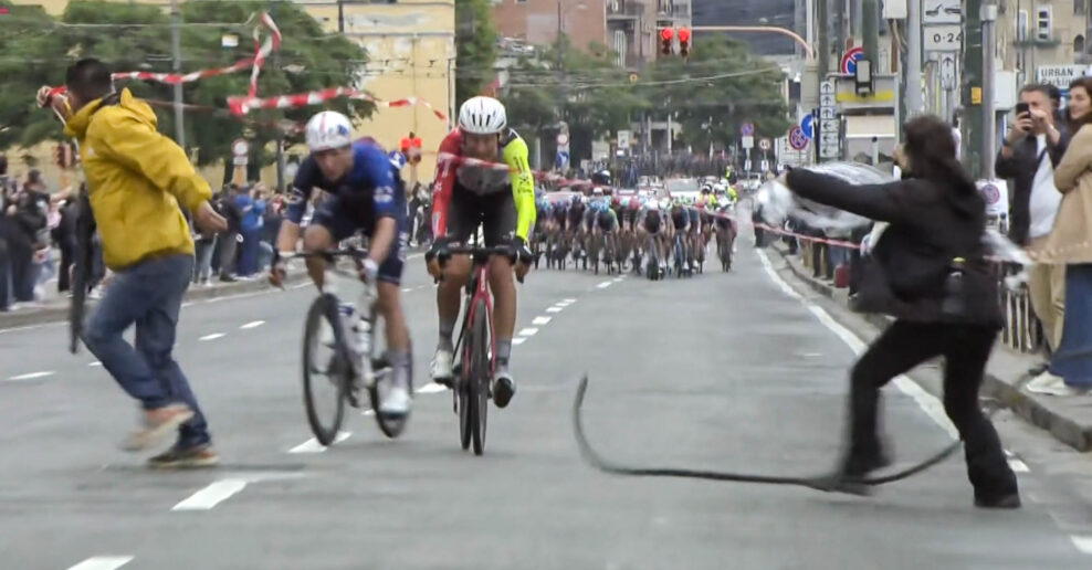  VIDEO &lrm;| Protest dvoch &scaron;ialencov na Giro d&rsquo;Italia sa len so &scaron;ťast&iacute;m neskončil p&aacute;dom a zraneniami
