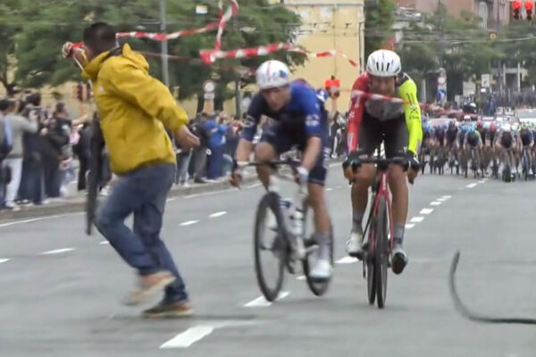 Muža, ktorý ohrozil jazdcov na Gire, obvinili z napadnutia. Protestoval proti účasti tímu Israel-Premier Tech