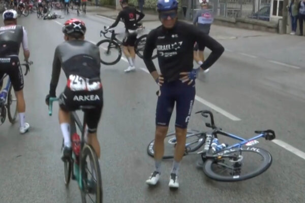 Čech Jan Hirt utrpel zlomeninu stehennej kosti pri páde na Giro d’Italia