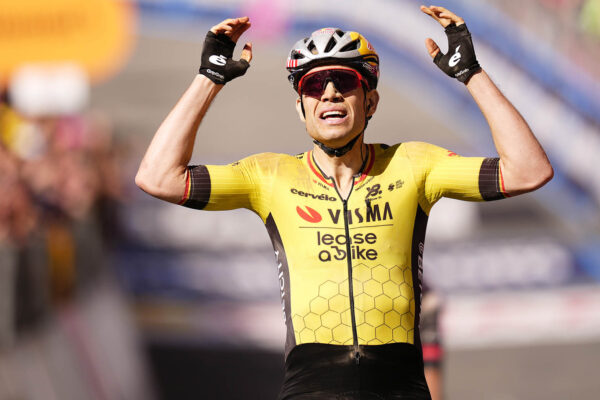 Wout van Aert vyhral v dramatickom súboji etapu Giro d’Italia v štýle Strade Bianche