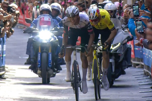 VIDEO &lrm;| &Uacute;žasn&yacute; s&uacute;boj Wouta van Aerta s Isaacom del Torom na legend&aacute;rnej ulici Santa Caterina
