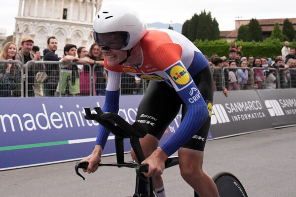 Daan Hoole vyhral druhú časovku na Giro d’Italia, Isaac Del Toro si udržal ružový dres aj napriek silnému dažďu