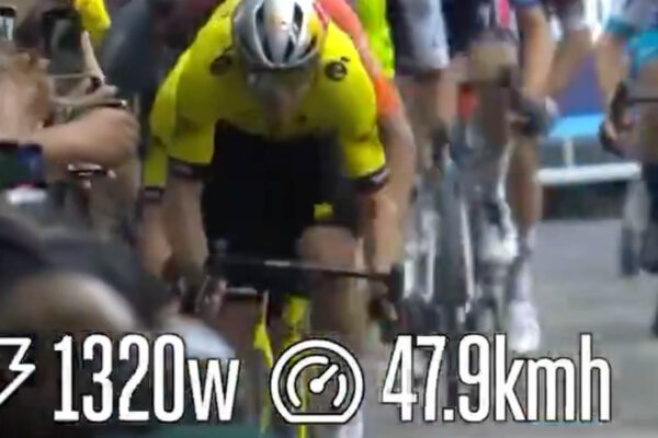 VIDEO ‎| Šialený výkon Wouta van Aerta pri rozbehu šprintu pre Olava Kooija na Giro d’Italia
