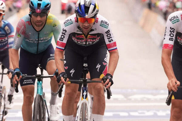 Spadol už trikrát. Odstúpi Primož Roglič z Giro d’Italia? „Keď má bolesti, zdravie je prvoradé.“