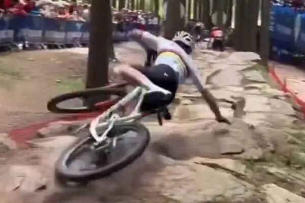 VIDEO | V Novom Měste nespadol len Mathieu van der Poel. Na zemi skončil aj majster sveta Alan Hatherly