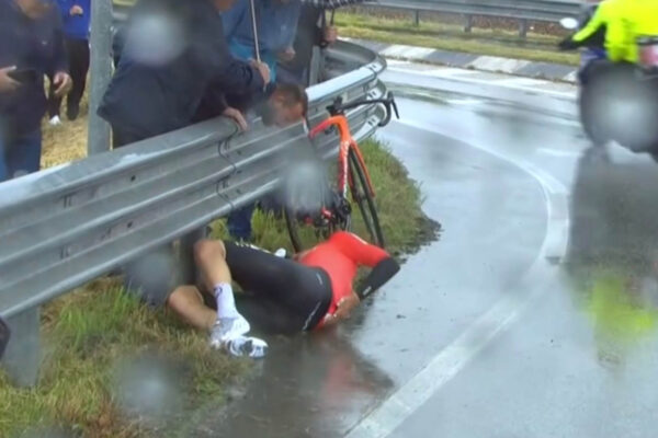 VIDEO &lrm;| Joshua Tarling tvrdo spadol na mokrej ceste a odst&uacute;pil z Giro d&rsquo;Italia