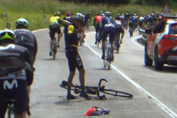 VIDEO ‎| Na Giro d’Italia skončil na zemi aj Egan Bernal. Do zadného kolesa sa mu zamotala bunda