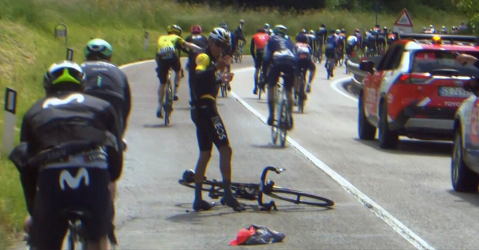 VIDEO ‎| Na Giro d’Italia skončil na zemi aj Egan Bernal. Do zadného kolesa sa mu zamotala bunda