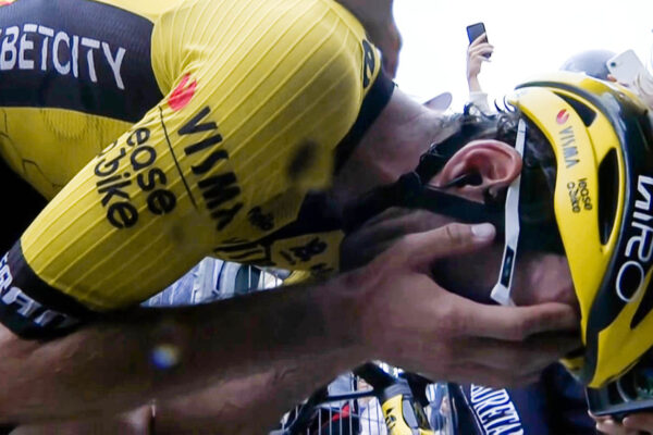 Kde sa dvaja bijú, tretí víťazí. Simon Yates vyhrá Giro d’Italia po pomste na Colle delle Finestre