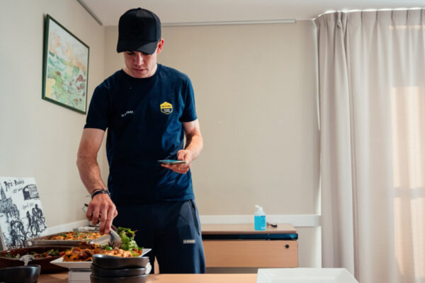 Giro d’Italia na tanieri: Recepty z kuchyne tímu Visma-Lease a Bike – špagety carbonara a vegetariánske lasagne