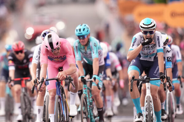 Mads Pedersen dosiahol etapový hetrik na Giro d’Italia po skvelej práci Čecha Mathiasa Vaceka