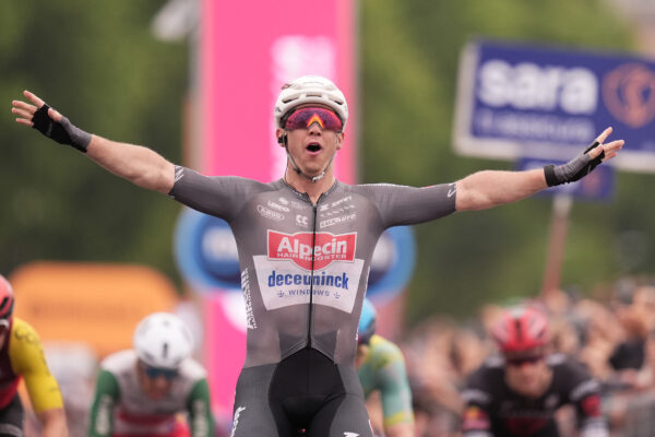 Kaden Groves vyhral v šprinte šiestu etapu Giro d’Italia po neutralizácii pretekov
