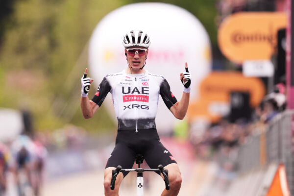 Juan Ayuso bol najsilnejší v prvom horskom dojazde na Giro d’Italia, Primož Roglič ide do ružového dresu