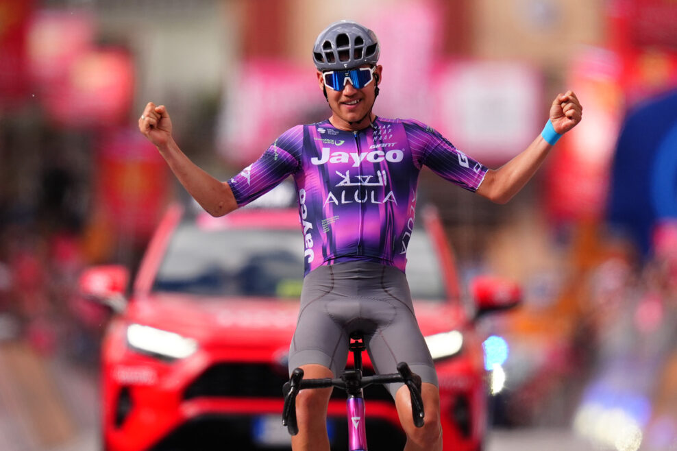 Dlh&eacute; boje o &uacute;nik a 45-kilometrov&eacute; s&oacute;lo. Luke Plapp vyhral &ocirc;smu etapu Giro d&rsquo;Italia, Ulissi ide do ružov&eacute;ho dresu
