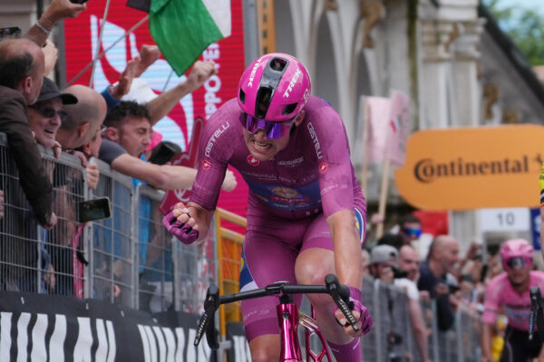 Nezastaviteľný Mads Pedersen porazil Van Aerta v šprinte do kopca a vyhral už štvrtú etapu na Giro d’Italia