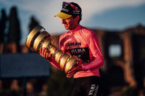 Simon Yates po víťazstve Giro d’Italia: Zažil som už veľa pekných momentov, ale nič sa tomu nevyrovná